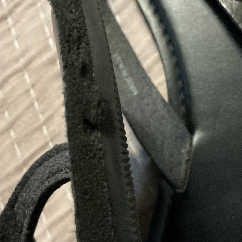🌺Hollister Black Sandals with Gold Accents - Picture 4 of 4